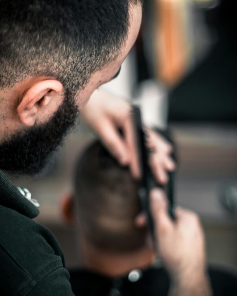 Barbero realizando corte clásico en Jaén
